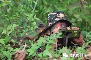 三名侦探兵举行匝间绝缘检查